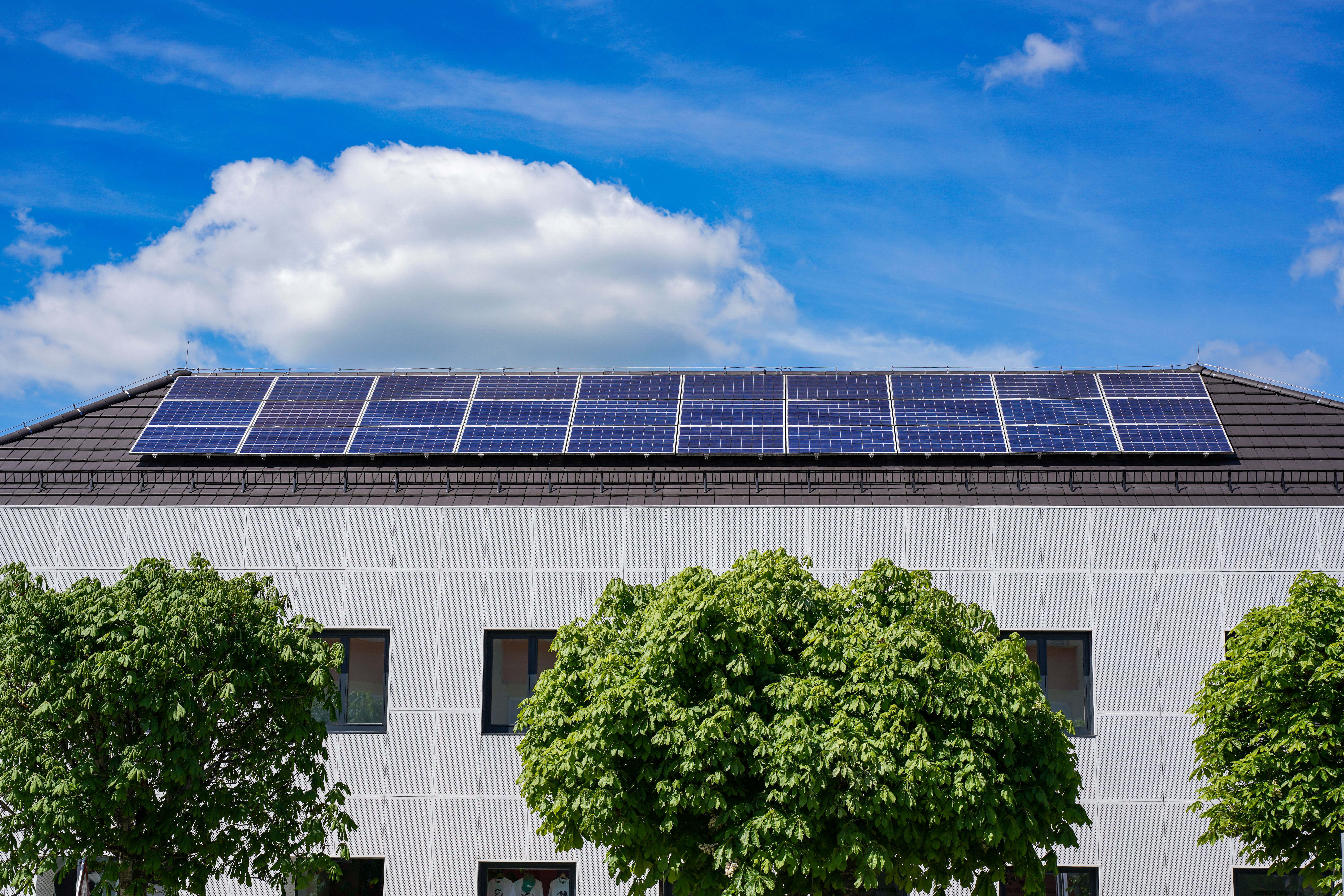 Casa moderna equipada con energía solar